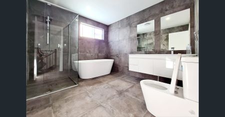 Immaculate Five Bedroom In The Heart Of Cabramatta West - Photo 2