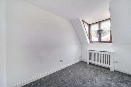 Roundhouse Court, Lymington, Hampshire, SO41 flat to rent - Photo 5