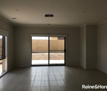 Spacious Family Home Close to Train Station - Photo 5