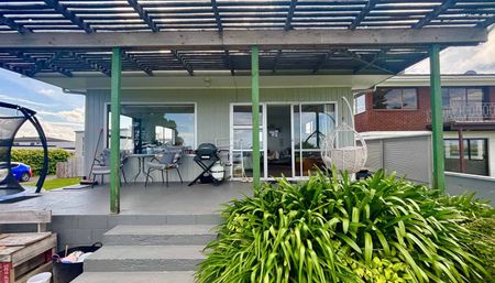 Amazing Seaview's Spacious Family Home - Photo 5