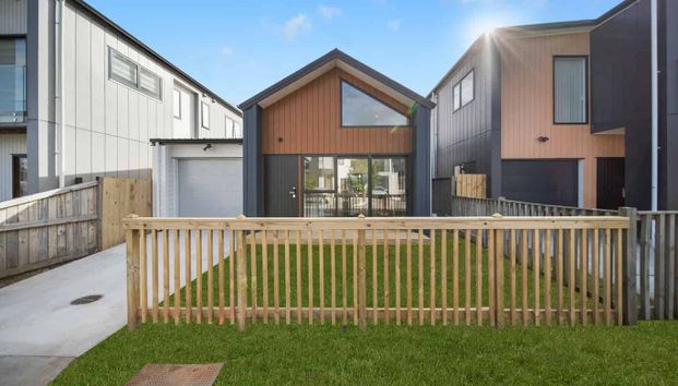 Standalone 3-Bedroom, 2-Bathroom Home with Single Garage – Papakura - Photo 1