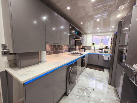 4 bedroom semi-detached house to rent - Photo 5