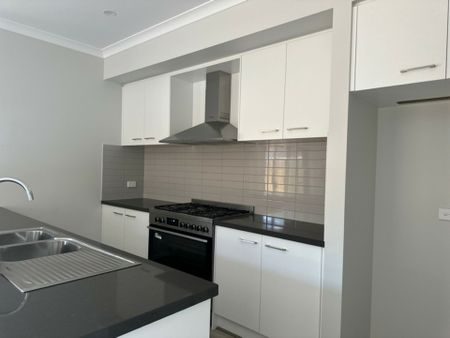 17 Skyros Road, Fraser Rise VIC - Photo 5