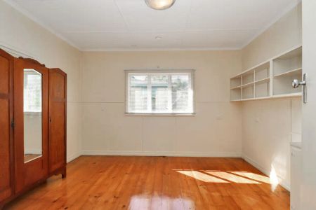 “Pretty on Park St...” - Photo 3