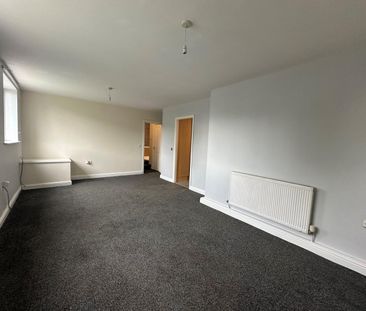 3 Bedroom Flat For Rent in St. Albans Avenue, Ashton-Under-Lyne - Photo 1