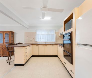 Three bedroom home moments from the beach - Photo 2