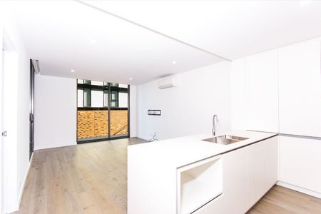 Sophisticated Style meets Effortless Convenience - Photo 5