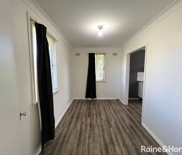 Spacious three bedroom home - Photo 2