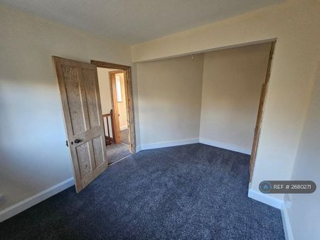 2 bedroom semi-detached house to rent - Photo 4