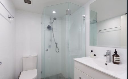 Modern one-bedroom loft-style apartment. - Photo 4