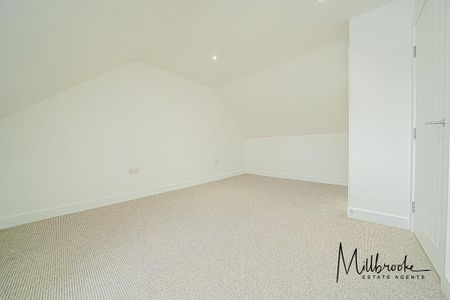 4 bedroom semi-detached house to rent - Photo 4