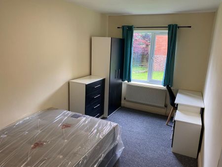 3 bedroom flat to rent - Photo 2