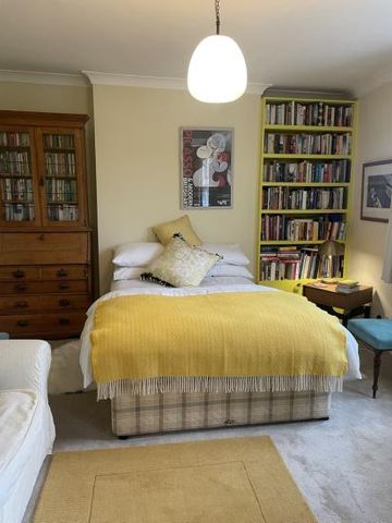 A beautiful very large double bedroom - Photo 5