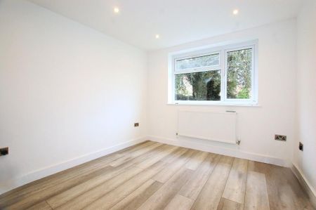 3 bedroom flat to rent - Photo 2