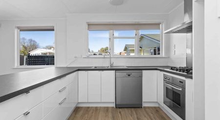 Spacious, Sunny & Secure – Your Ideal Family Home Awaits! - Photo 3