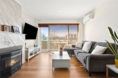 Beachside Bliss in the Heart of Elwood - Photo 2