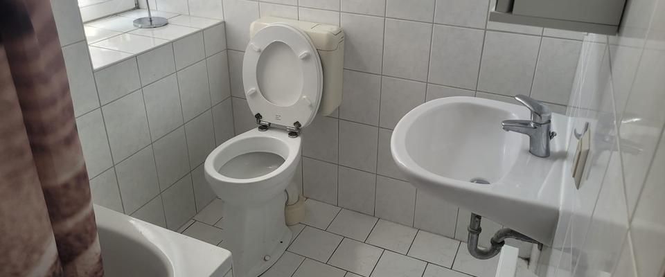 Jobcenter und Rentner willkommen. Helle 2-Zimmer-Wohnung im EG mit Gartenmitbenutzung - Photo 1