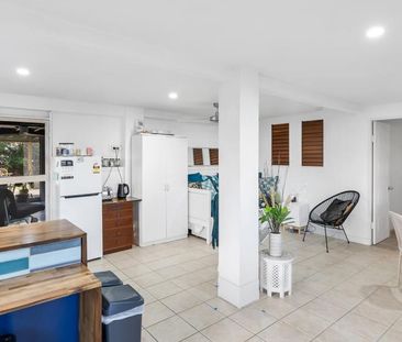 CITY FRINGE SEMI-FURNISHED HOME - Photo 2