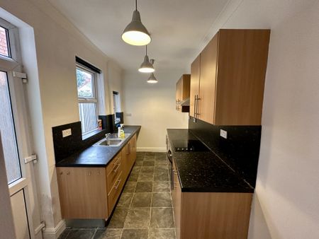 Available NOW FULLY REFURBISHED - Rent Amount: £850per month - Deposit / Bond: £850 - 3 Bedrooms, living room, dining room, fitted kitchen - 1 Bathrooms - Property comes un-furnished - Minimum tenancy term is 6 months - Family Friendly - Bills NOT Included WE DON’T CHARGE ADMIN FEES! - Photo 3