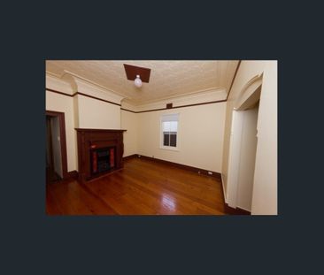 Spacious 5 bedroom house with rear lane access - Photo 4