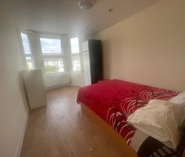 3 Bed Flat, Ilford Lane, IG1 - Photo 4