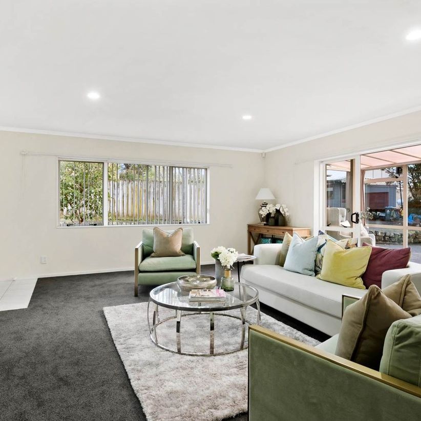 "Spacious Single-Level Property with Sunlit Conservatory - Perfect for Comfortable Living!" - Photo 1