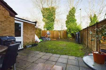 Ash Tree Close, Farnborough, Hampshire, GU14 - Photo 2