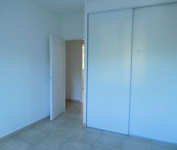 Location Maison 5 pièces 108m² PIGNANS 83790 - Photo 4