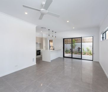 Spacious & Private 4-bedroom townhouse in a peaceful environment! - Photo 3