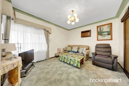BEAUTIFULLY PRESENTED FAMILY HOME IN HEART OF LALOR - Photo 2