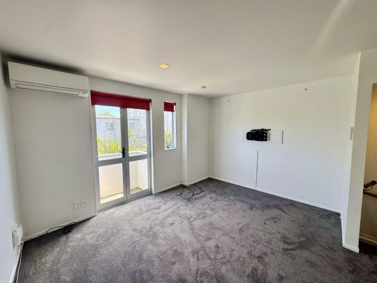 Convenient Glen Eden Living – 3 Bed Townhouse with Garage - Photo 1