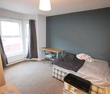 6 Bed Terraced House, Grange Avenue, RG6 - Photo 3