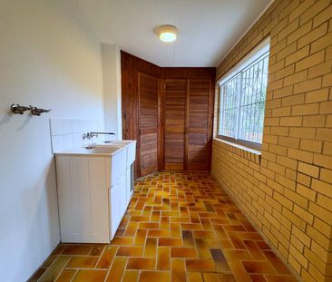 Inner-City Living, Retro Charm! - Photo 6