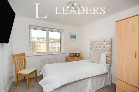 4 bedroom flat to rent - Photo 2