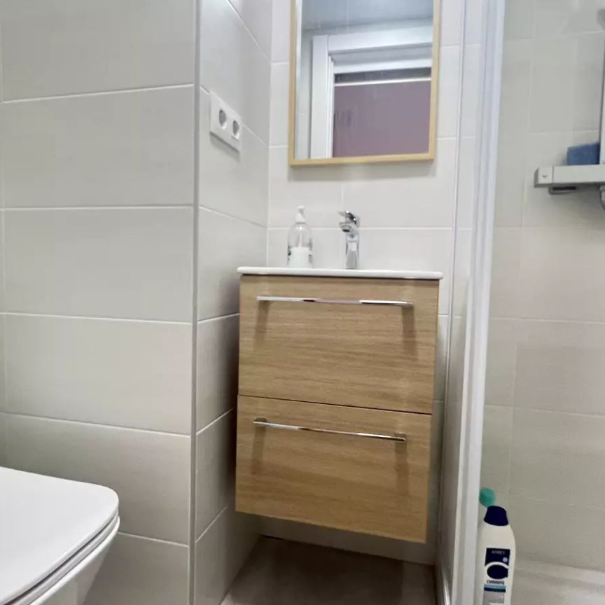 Room in a shared 4-bedroom apartment for rent in Els Orriols, Valencia - Photo 1