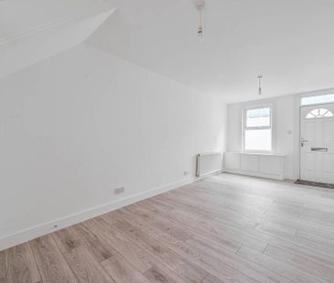 2 bedroom end of terrace house to rent - Photo 3