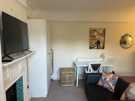 Room 2: 40A Farnham Road, Guildford, GU2 4JN - Photo 3