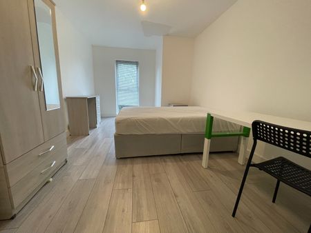 2 Bed Flat, The Balbirs, SO17 - Photo 3