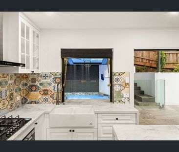 Luxury Penthouse in Greenslopes, Pool Maintenance Included - Photo 6