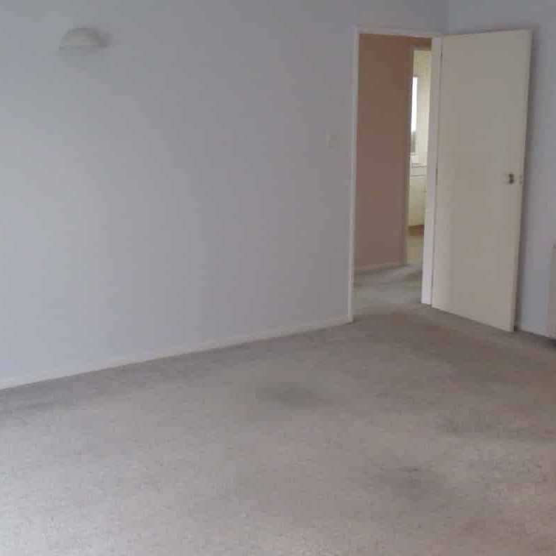 Spacious Home In Quiet Neighbourhood - Photo 1