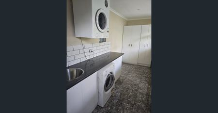 Water views and cosy living - Photo 2