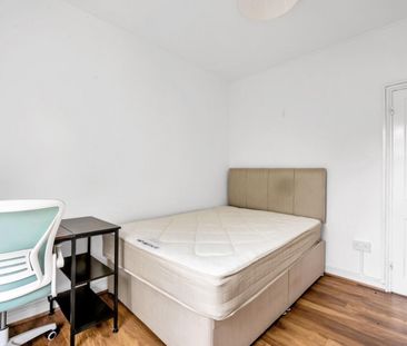 3 bedroom Flat To Let - Photo 6