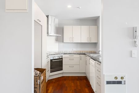 Modern Two-Bedroom Apartment with Sea Views - Heart of Sumner - Photo 2