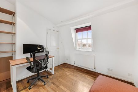 A beautifully presented three-bedroom duplex apartment in Ennismore Gardens - Photo 5