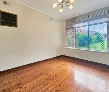 Newly refreshed three bedroom home offers a lifestyle of convenienc... - Photo 1