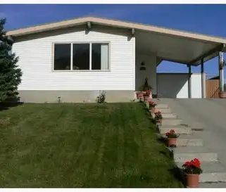 Available November 1, 2026 - Upgraded 3 Bedroom Mainfloor House with Dbl Garage — 3 Bedrooms Main Floor - Photo 1