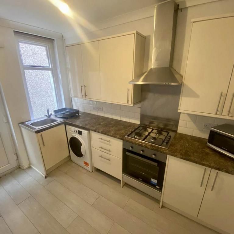 5 bedroom house to rent - Photo 1