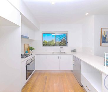 Modern 3 bedroom Townhouse Close to everything ! - Photo 6