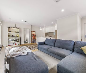 3 BEDROOM TOWNHOUSE WITH MODERN APPLIANCES THROUGHOUT - Photo 2