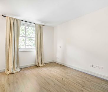 Earl's Court Square, London, SW5 - Photo 1